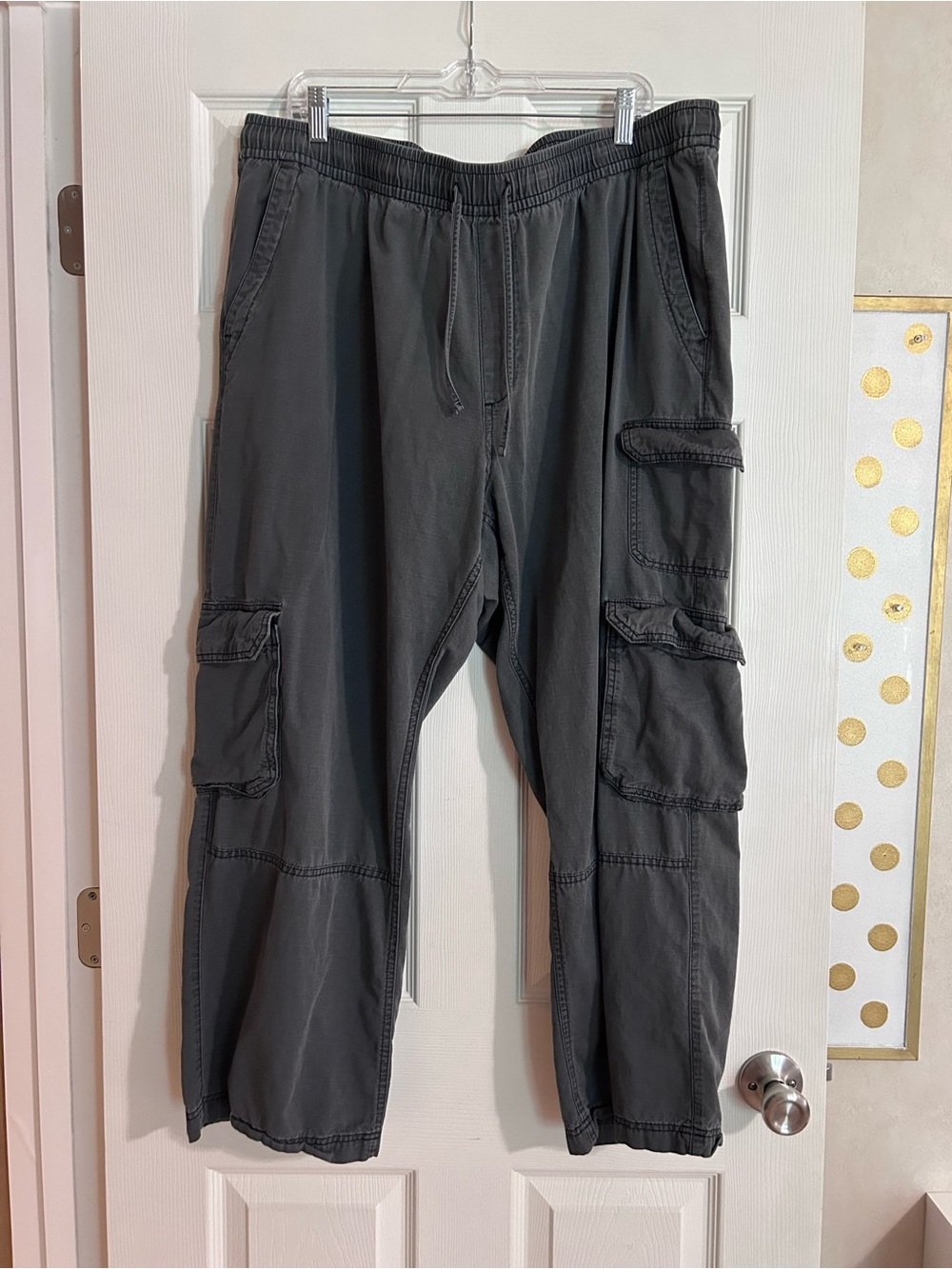 Women’s Old Navy Wide Leg Cargo Pants in Charcoal Gray